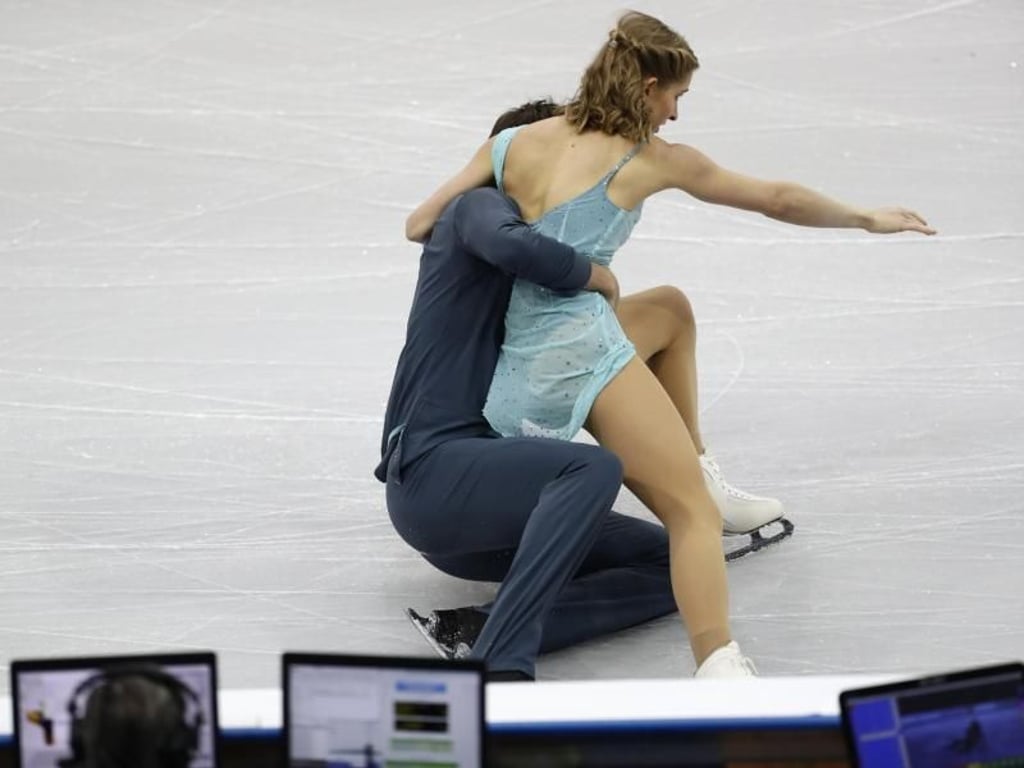 Trotz des Sturzes im Kurzprogramm wurden Minerva-Fabienne Hase (r) und Nolan Seegert Sechste. Foto: Sergei Grits/AP