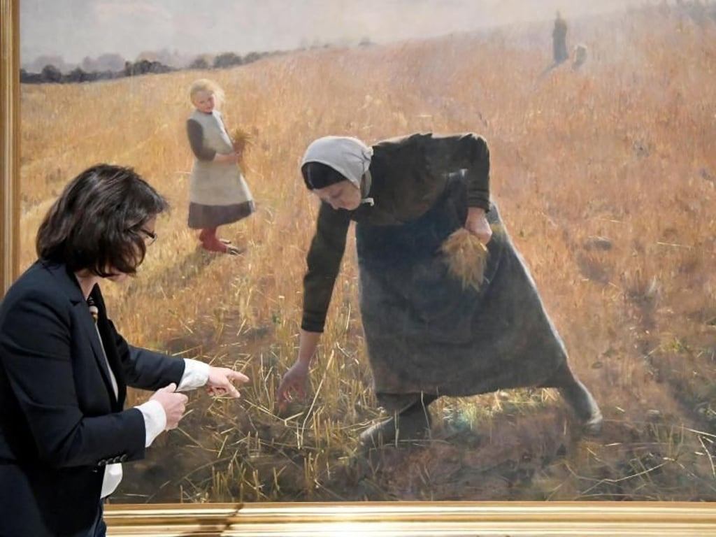 Kuratorin Uta Kuhl in der Ausstellung «Impressionist des Nordens - Hans Olde der Ältere» vor dem Bild «Die Ährenleserin» aus dem Jahr 1887. Foto: Carsten Rehder