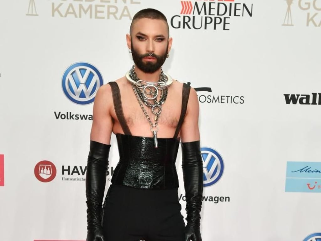 Conchita Wurst, Thomas ?Tom? Neuwirth, erscheint in einem gewohnt außergewöhnlichem Outfit. Foto: Jens Kalaene
