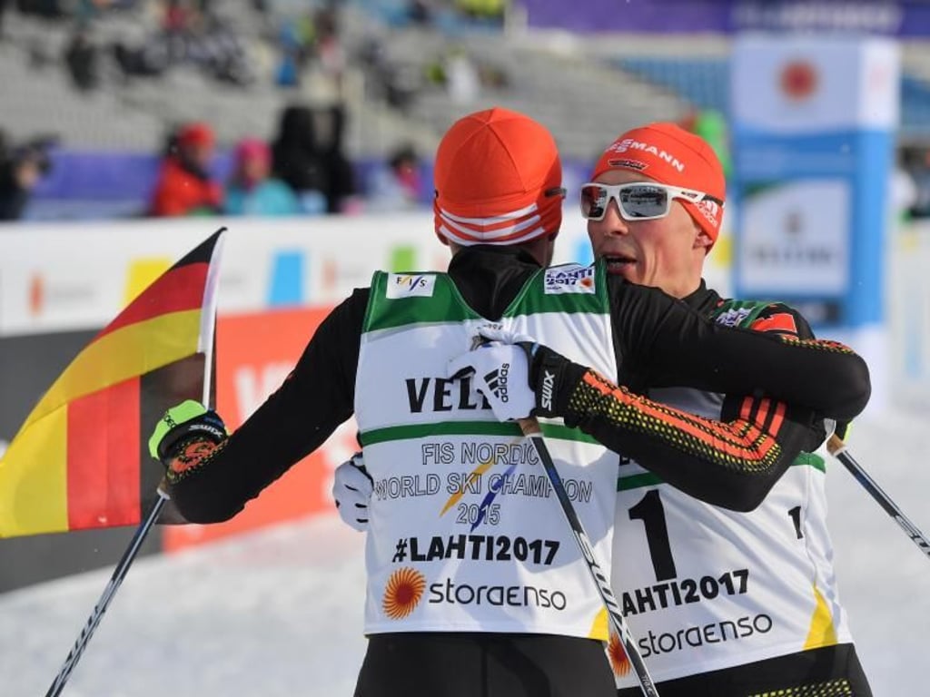 Eric Frenzel gratuliert artig seinem Konkurrenten zur Goldmedaille. Foto: Hendrik Schmidt
