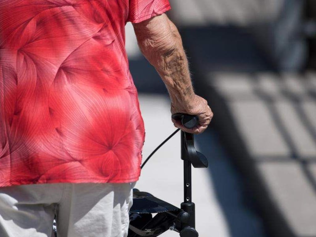 Mit einem Rollator kann man auch Bordsteinkanten überwinden. Es braucht nur die richtige Technik. Foto: Ralf Hirschberger/Symbolbild