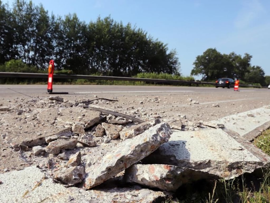 Selbst Beton zerspringt: Hitzeschäden auf der Autobahn A7. Foto: Christian Butt