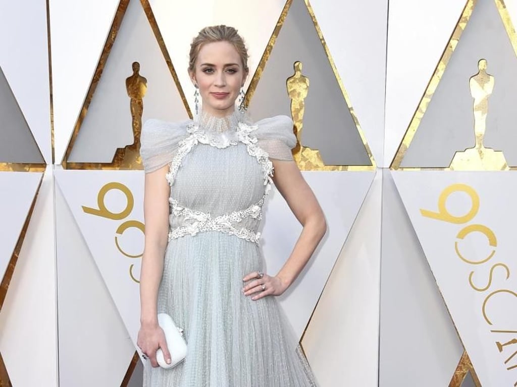 Emily Blunt verzaubert in einem romantischen Kleid von Schiaparelli. Foto: Jordan Strauss/Invision/AP