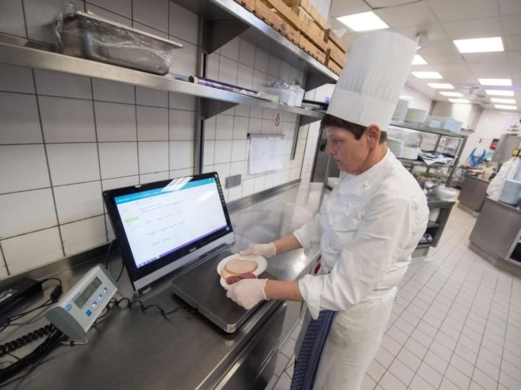 Durch das Wiegen der Essensreste sollen die Mitarbeiter des Hotels für die Thematik sensibilisiert werden. Zudem können auf diese Weise die aufgetragenen Essensportionen besser geschätzt werden. Foto: Marijan Murat