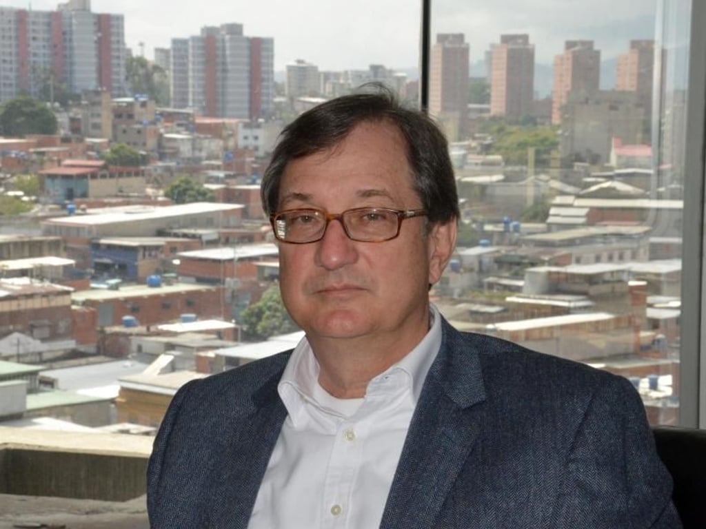 Der Chef der Banco Venezolano de Credito, Germán García-Velutini in seinem Büro in Caracas. Das von einer dramatischen Krise erschütterte Venezuela steht womöglich am Rande einer Staatspleite. Foto: Georg Ismar/Archiv