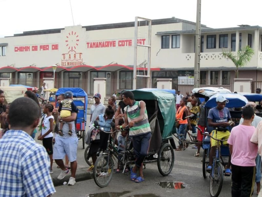 Dreirad statt Zug: In Tamatave fahren derzeit keine Bahnen. Foto: Bernd Kubisch