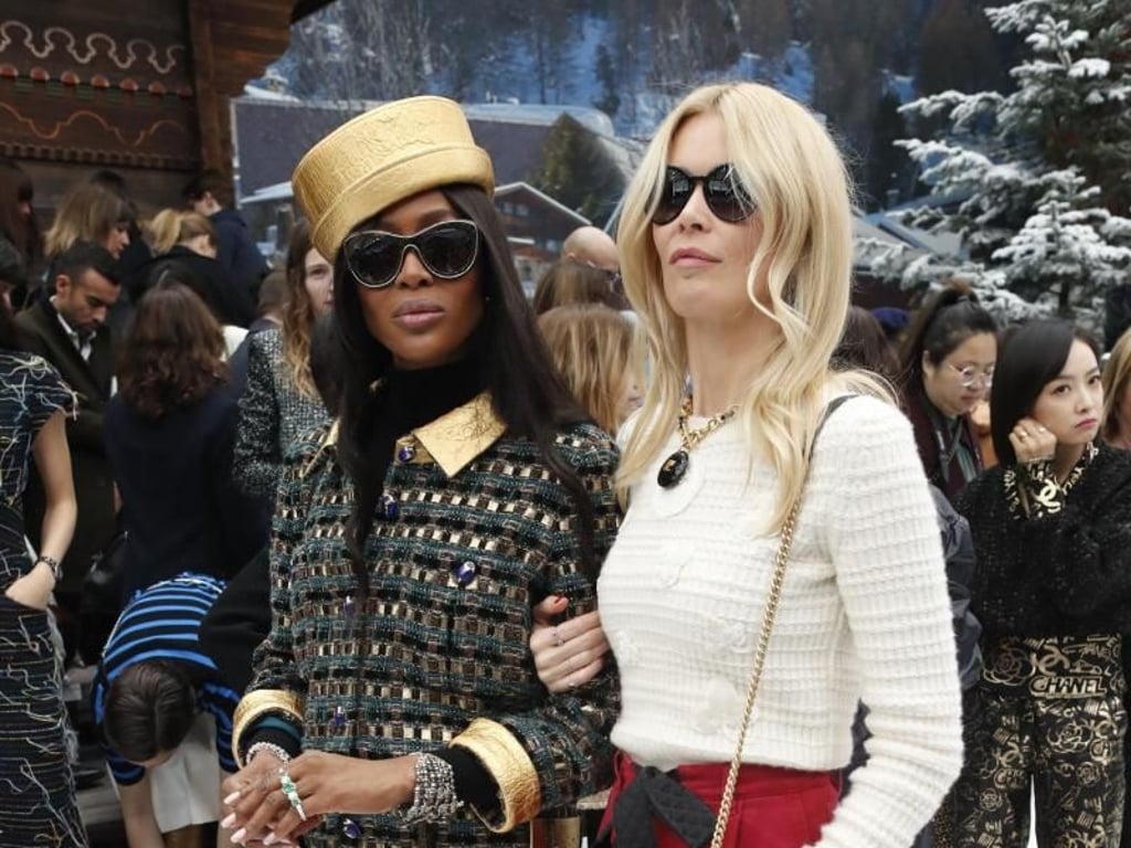 Die Models Claudia Schiffer (r) und Naomi Campbell besuchten die Fashion Week in Paris. Foto: Thibault Camus