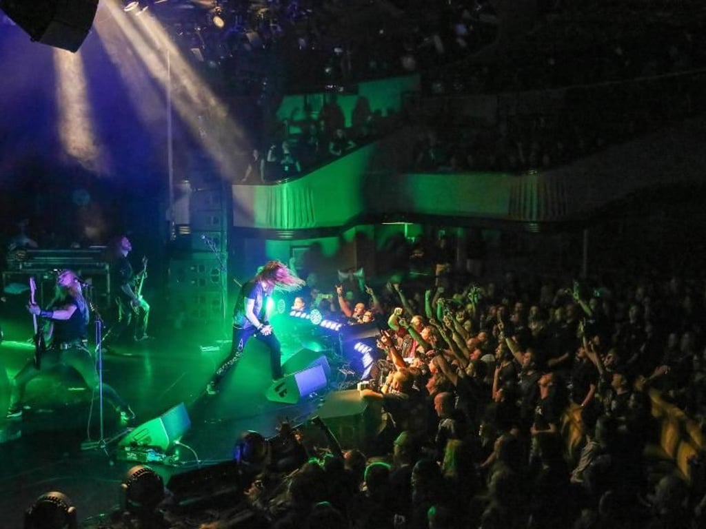 Hammerfall ist jedem in der Metalszene ein Begriff. Auf der Full Metal Cruise begrüßt die Band die Gäste am ersten Abend mit «Hearts on Fire». Foto: TUI Cruises
