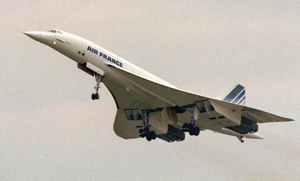 ARCHIV - Einer der letzten Flüge der Unglücks-Concorde der Air France: Das am 25. Juli 2000 abgestürzte Flugzeug mit der Kennung F-BTSC am 24.6.2000 bei den Flugerlebnistagen auf dem Flughafen Hahn im Hunsrück. Der Flugzeughersteller Airbus hat Patente für ein überschallschnelles Passagierflugzeug eingereicht, das einmal Nachfolger der Concorde werden könnte. Foto: Härig/dpa (Zu dpa "Airbus erforscht «höchste Achterbahn der Welt» - Neue Concorde?" vom 12.08.2015) +++(c) dpa - Bildfunk+++