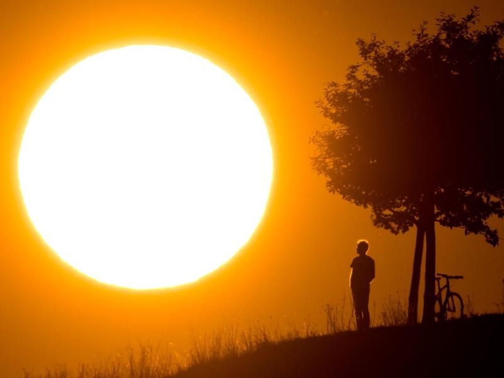 Auch so geht Juli: Sonnenuntergang am Kronsberg in Hannover. Foto: Julian Stratenschulte