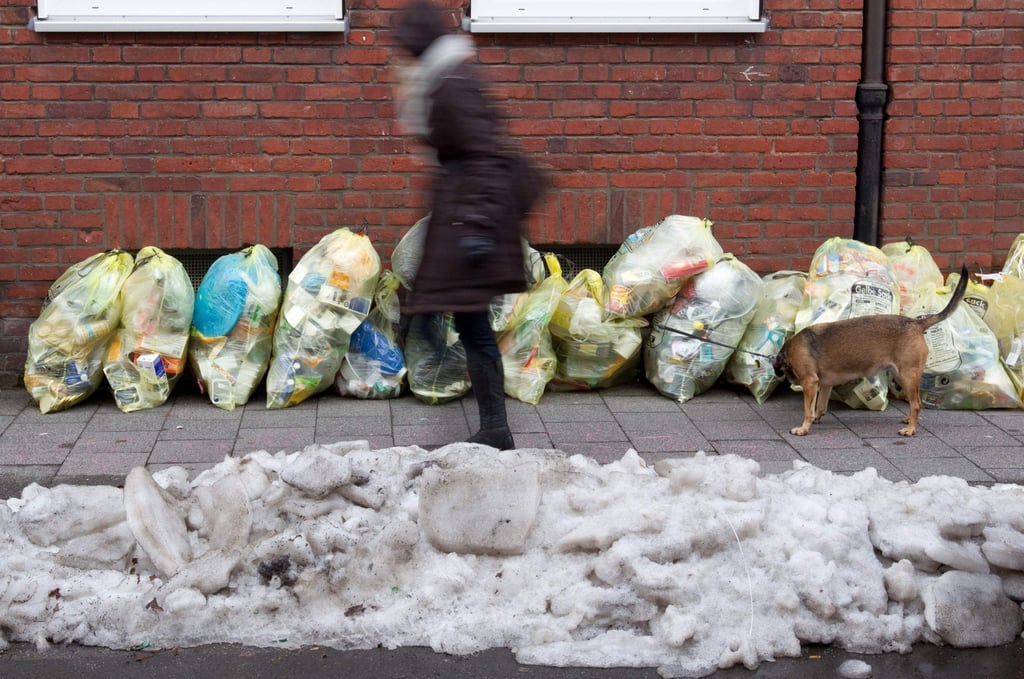 Gelbe Säcke liegen am Dienstag (04.01.2011) auf dem Bürgersteig an einer Straße in Münster. Das hartnäckige Winterwetter beeinträchtigt in Teilen Nordrhein-Westfalens noch immer die Müllabfuhr. Foto. Foto: Friso Gentsch dpa/lnw ++ +++ dpa-Bildfunk +++