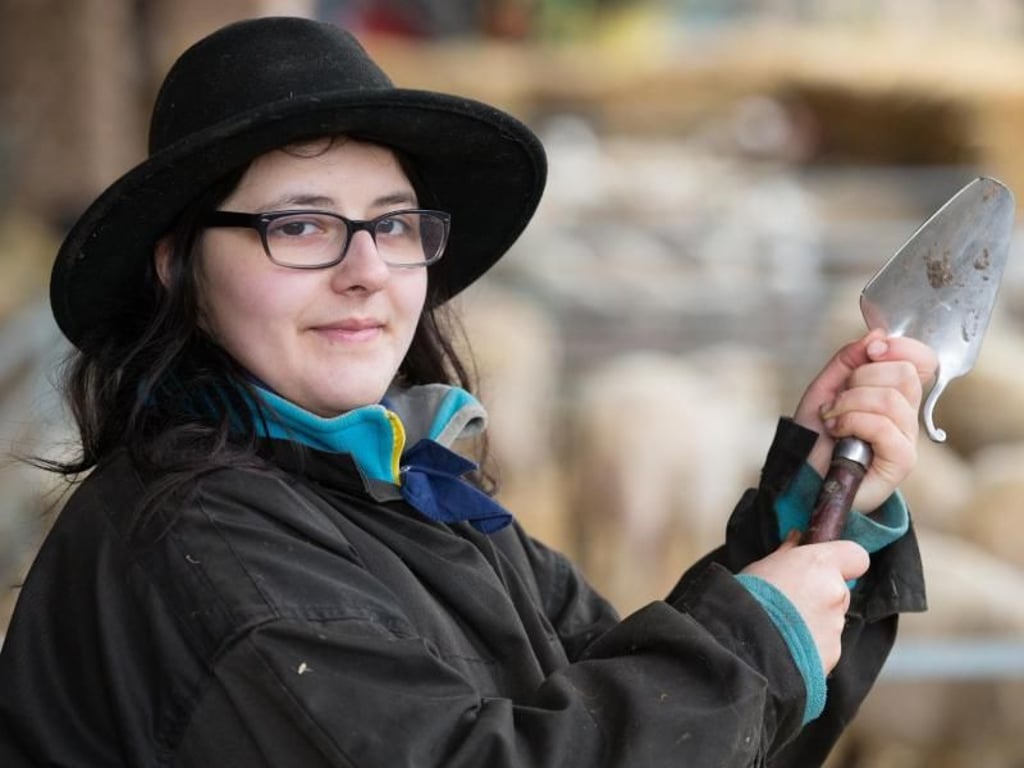 Sarah Twente, Schäferin in der Ausbildung, hält eine Schäferschippe. Foto: Friso Gentsch