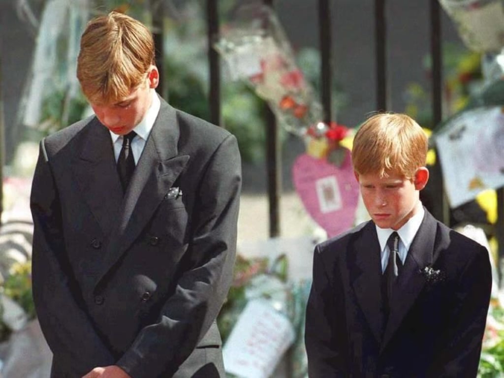 Schwre Stunde: Prinz William (l) und Prinz Harry 1997 bei der Trauerfeier für ihre Mutter Prinzessin Diana. Foto: Butler