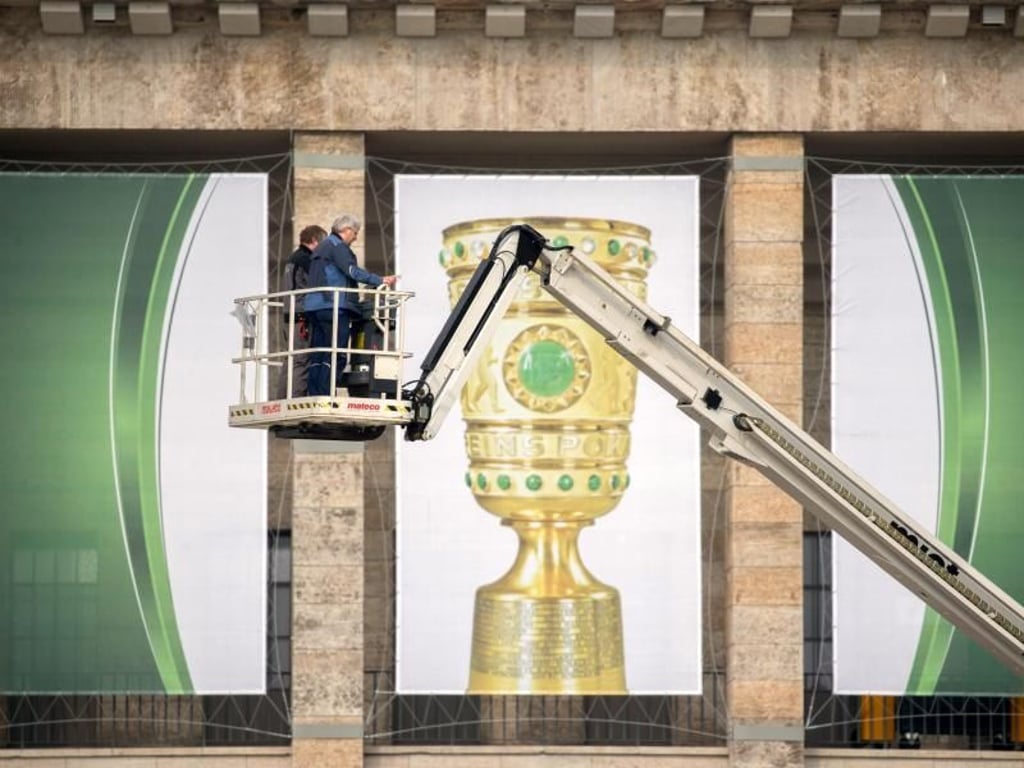 Das Berliner Olympiastadion wird für das Pokalfinale schick gemacht. Foto: Kay Nietfeld