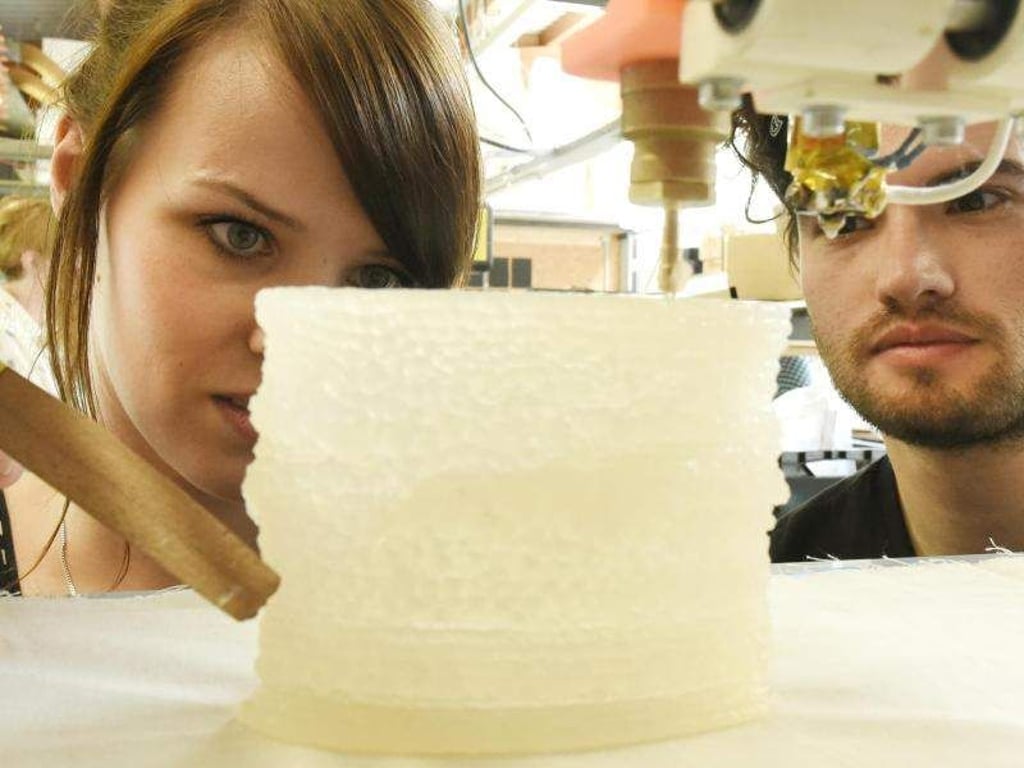 Ein Experiment an der Burg Giebichenstein Kunsthochschule in Halle. Foto: Waltraud Grubitzsch