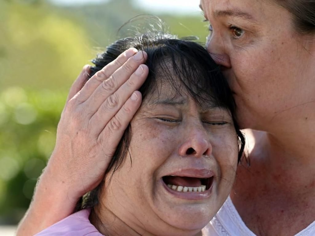 May Thein, die Mutter des verurteilten Wanderarbeiters Wai Phyo, bricht nach der Urteilsverkündung zusammen. Foto: Rungroj Yongrit