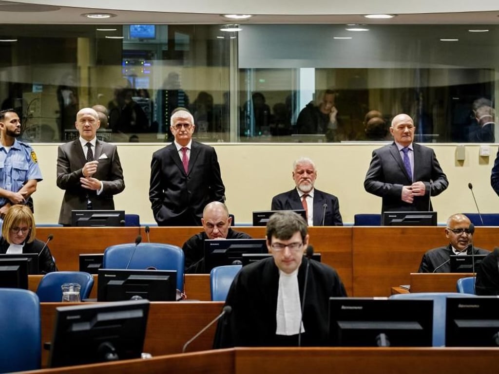 Wegen schwerster Verbrechen im Bosnienkrieg drohen den Angeklagten Haftstrafen von bis zu 25 Jahren. Foto: Robin Van Lonkhuijsen/ANP Pool