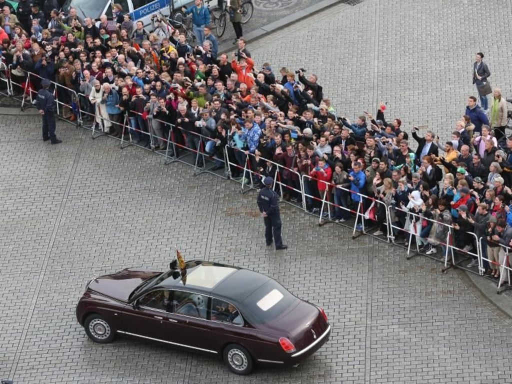 Einmal der Queen zuwinken: Schaulustige vor dem Hotel Adlon. Foto: Wolfgang Kumm