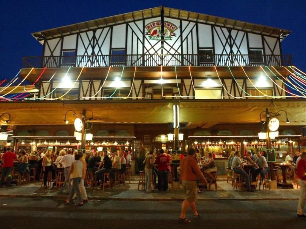 Partygäste vor dem Bierkönig auf Mallorca. Bei einem Auftritt in dem Lokal war vor einem Monat von Männern im Publikum eine Reichskriegsflagge enthüllt worden, worauf die Veranstaltung unterbrochen wurde. Foto: Jens Wolf