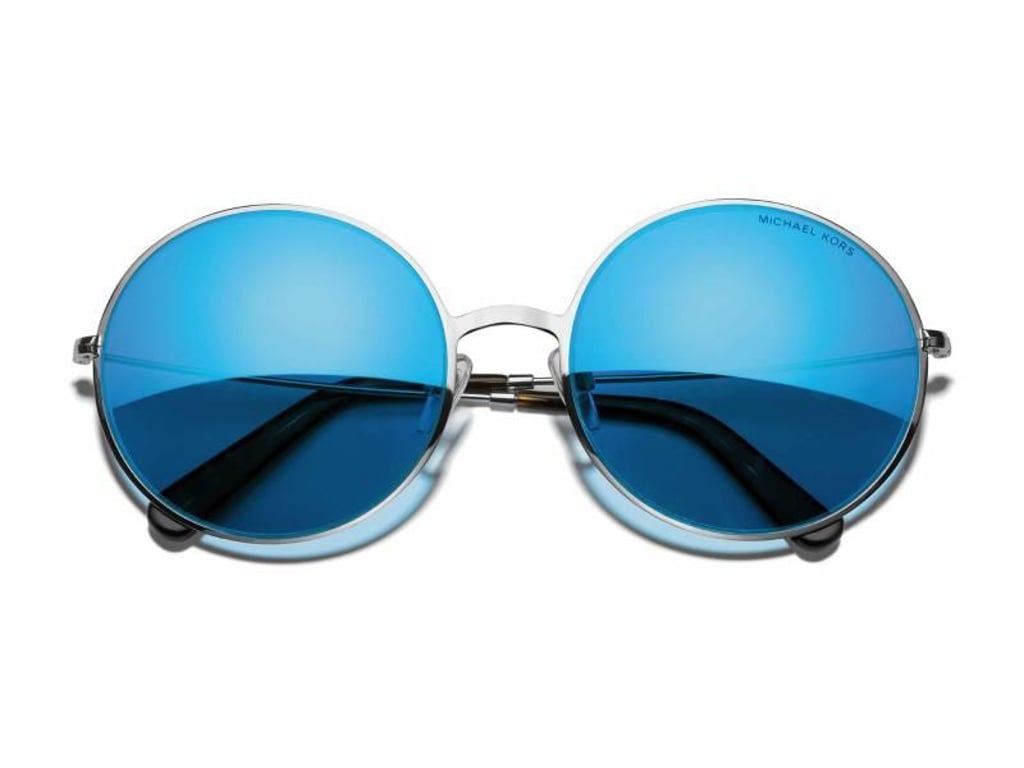 Gläser kommen nun häufig bunt daher - beliebt sind zum Beispiel solche in Blau. Hier ein Modell von Michael Kors (145 Euro). Foto: Michael Kors
