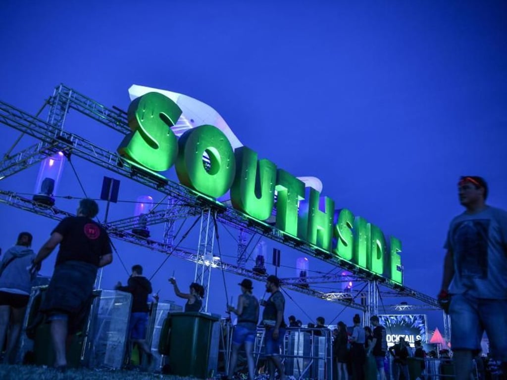 Heftiger Wind machte den Zuschauern beim «Southside» zu schaffen. Foto: Felix Kästle