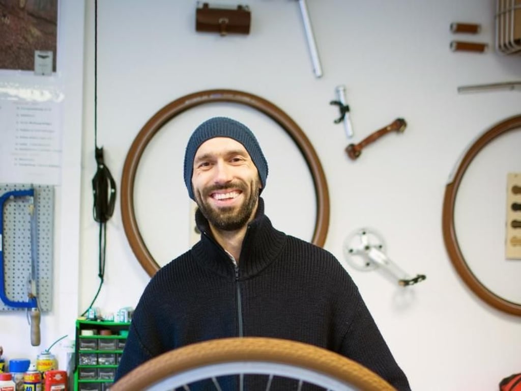 Ratschlag zum Rad: Christoph Florin vom Online-Shop «kreativrad.de» berät auch die Kunden bei der Zusammenstellung des individuellen Fahrrades. Foto: KreativRad