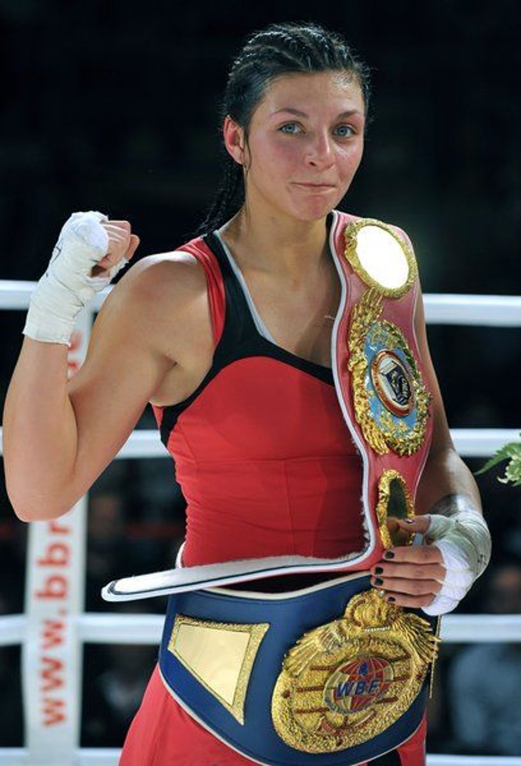 Die Doppel-Weltmeisterin (WBO, WBF) im Mittelgewicht Christina Hammer zeigt am Freitag (21.10.2011) in der Brandenburg-Halle in Frankfurt (Oder) nach dem Kampf gegen Vashon Living aus den USA ihre beiden WM-Gürtel. Hammer verteidigte nach Punkten ihre Titel. Foto: Patrick Pleul dpa/lbn +++(c) dpa - Bildfunk+++