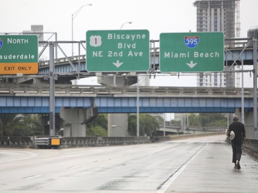 Ein Mann auf einer ansonsten leeren Autobahn in Miami. Rund 6,3 Millionen Menschen wurden aufgefordert, ihre Häuser zu verlassen. Foto: Roberto Koltun/Miami Herald/AP