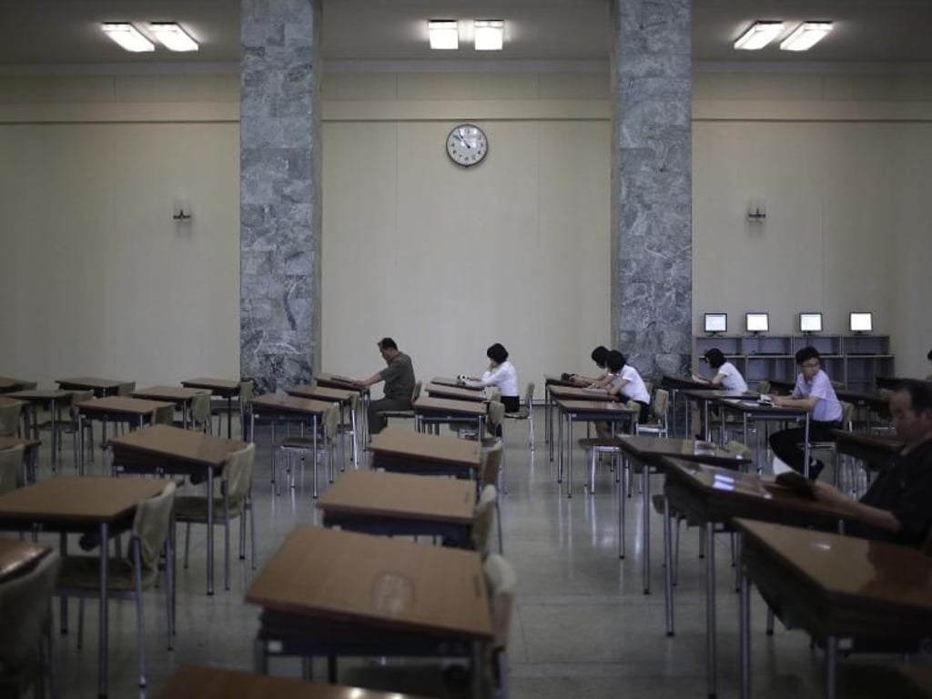 Lernen in Pjöngjang: Menschen in der Großen Studienhalle des Volkes. Foto: Wong Maye-E/AP