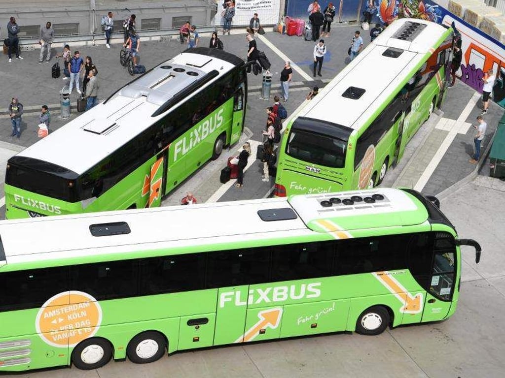 Flixbus verlangte in der Vergangenheit für das Bezahlen mit Paypal eine Gebühr. Das Landgericht München bewertet diese Praxis als unrechtmäßig. Foto: Arne Dedert