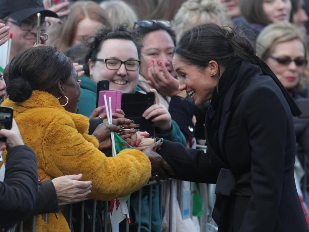 Auch Meghan Markle (r) muss viele Hände schütteln. Foto: Aaron Chown