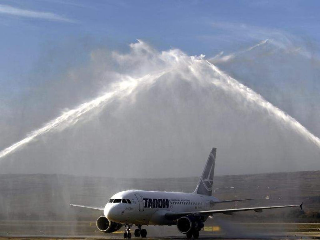 Die rumänische Fluggesellschaft Tarom fliegt künftig von Stuttgart nach Sibiu und Timisoara. Foto: Robert Ghement