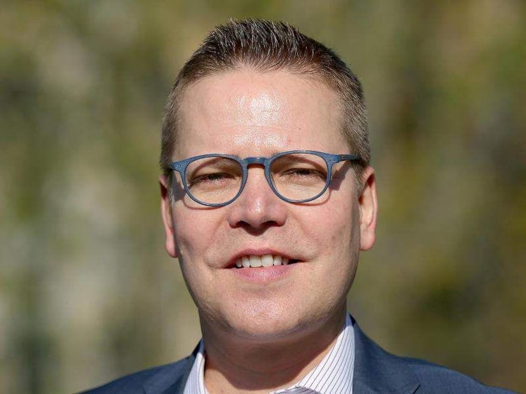 Tino Sorge, Magdeburger CDU-Abgeordnete, lächelt in die Kamera. Foto: Ronny Hartmann/Archivbild
