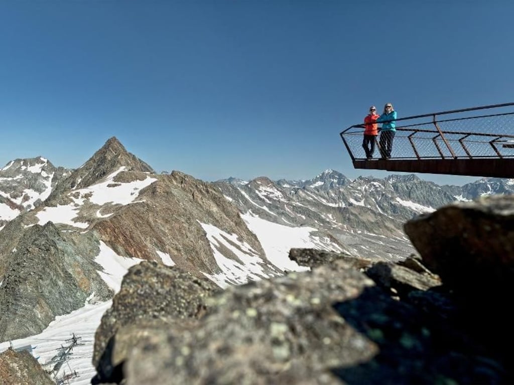 Top of Tyrol heißt die Aussichtsplattform in den Stubaier Alpen, die oben am Grat des Großen Isidor angebracht wurde. Sie bietet an klaren Tagen wunderbare Fernsicht. Foto: Stubaier Gletscher/eye5.at/Mirja Geh