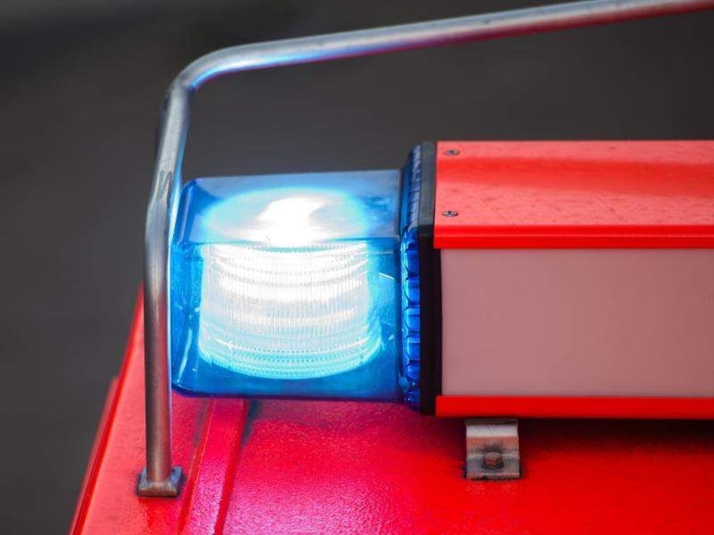 Ein Löschfahrzeug der Feuerwehr steht nach einer Übung mit eingeschaltetem Blaulicht an der Feuerwache. Foto: Daniel Bockwoldt/Archivbild