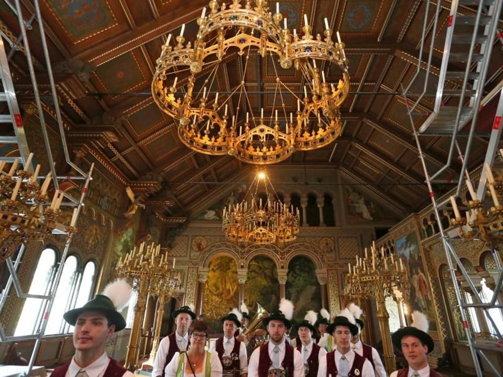 Mitglieder der Denklinger Musikkapelle im teilweise eingerüsteten Sängersaal. Foto: Karl-Josef Hildenbrand
