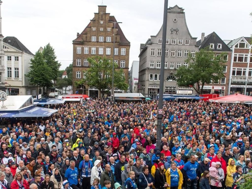 Rund 3500 Fans versammelten sich auf dem zentralen Südermarkt. Foto: Benjamin Nolte