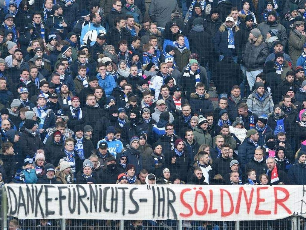 Ein Transparent mit "Danke für Nichts - Ihr Söldner" in Hamburg. Nach dem Spiel blieb es aber friedlich. Foto: Carmen Jaspersen