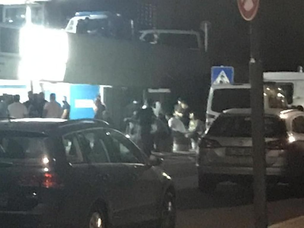 Zahlreiche Menschen stehen vor dem Benjamin-Franklin-Klinikum, in dem der 36-jährige Intensivtäter starb. Foto: Paul Zinken