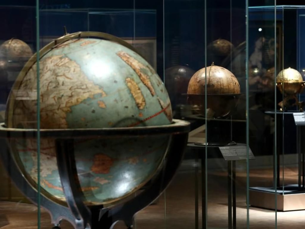 Unterschiedliche Erdgloben aus dem 16. und 17. Jahrhundert zeigen, wie radikal sich damals das Bild der Welt innerhalb weniger Jahrzehnte veränderte. Foto: Daniel Karmann