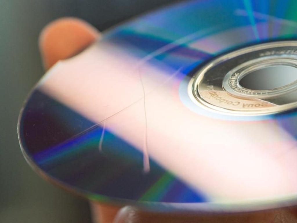 DVDs sind nur bei sorgfältiger Lagerung für viele Jahre haltbar. Und sind sie einmal verkratzt, kann es Probleme beim Zugriff auf gespeicherte Dateien geben. Foto: Andrea Warnecke