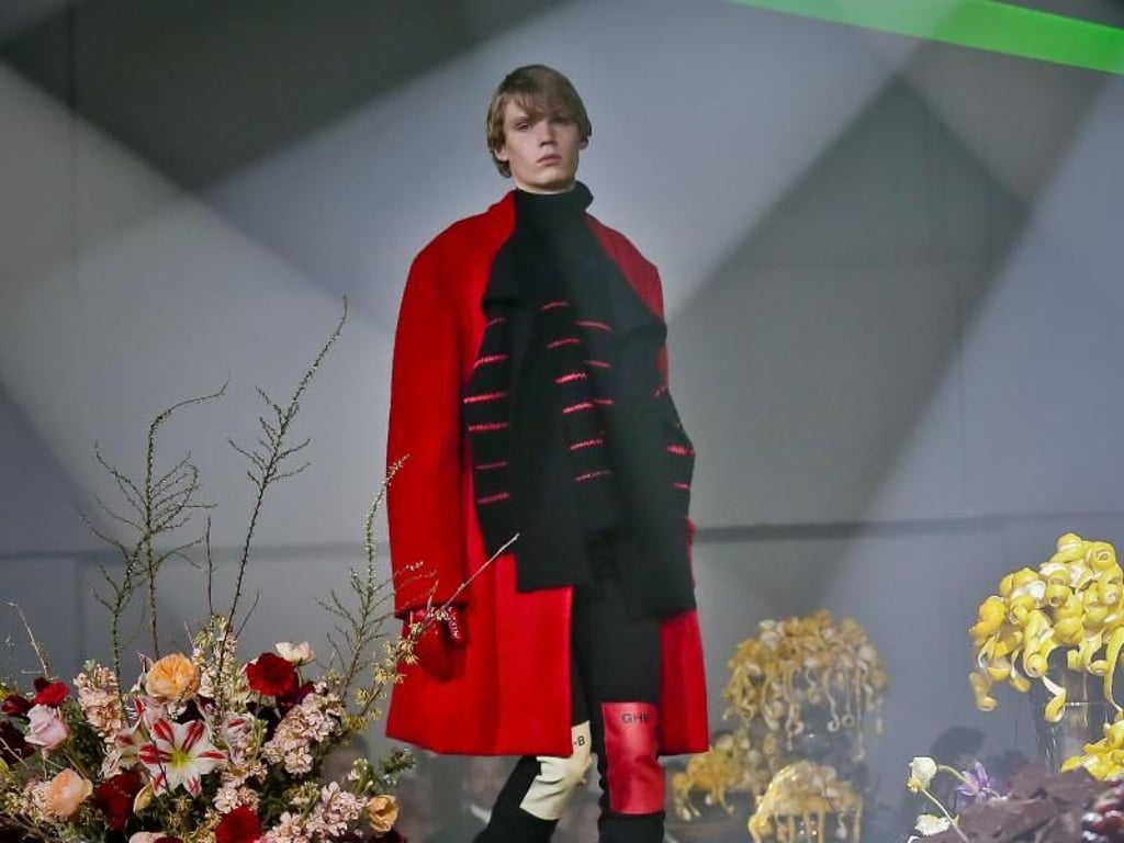 Ein Model trägt im Rahmen der New York Fashion Week eine Kreation von Raf Simons. Foto: Bebeto Matthews