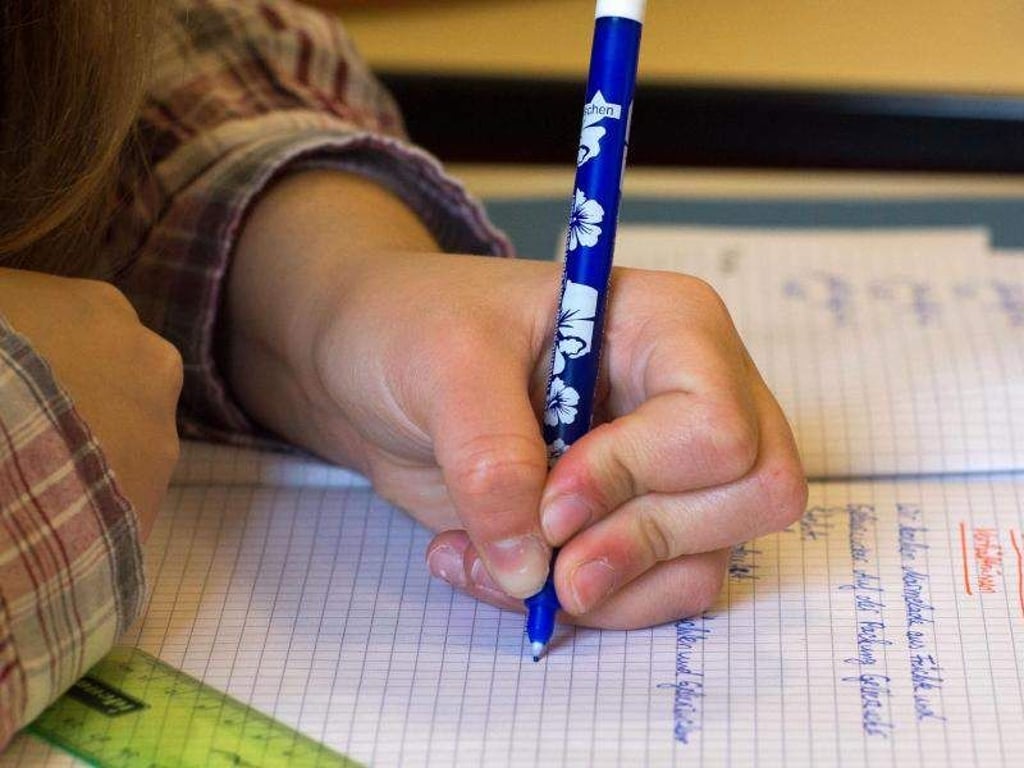 Manche Kinder wechseln auch in der Schule zwischen der linken und rechten Hand hin und her. Foto: Jens Büttner