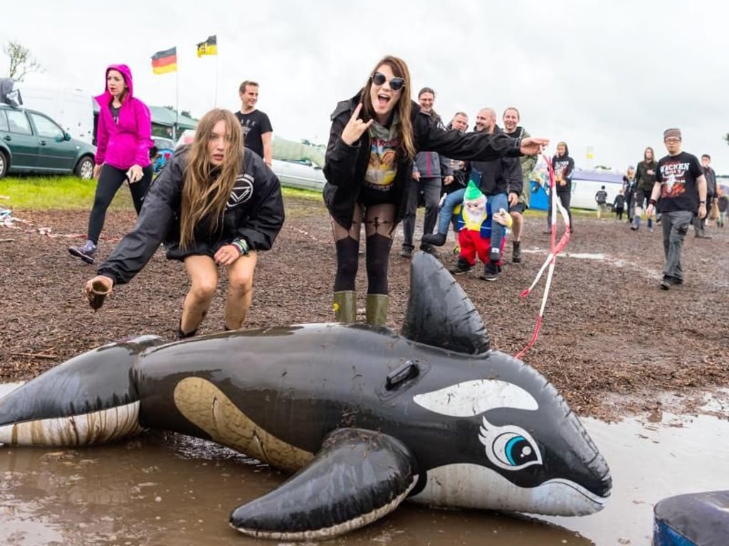 Schwimmutensilien dürfen im Schlammmeer nicht fehlen. Foto: Christophe Gateau