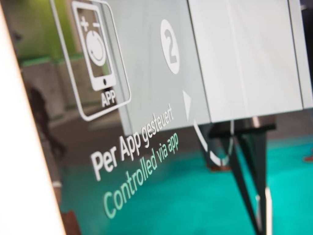 Per App gesteuert: Hersteller wie Vaillant zeigen in Frankfurt, wie sich die Heizung im Smart Home noch effizienter betreiben lässt. Foto: Andrea Warnecke/dpa-tmn