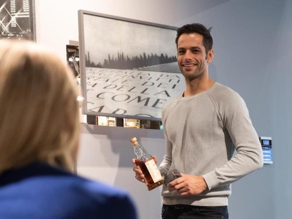 Smarte Technologie ist im modernen Wohnraum eine Selbstverständlichkeit, sie agiert aber eher im Hintergrund. So lässt sich beispielsweise eine Bar hinter einem Wandbild verstecken. Foto: Franziska Gabbert