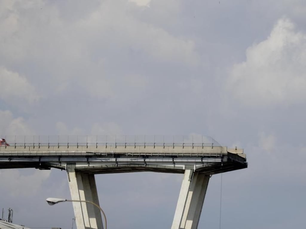 Blick auf die teilweise eingestürzte Morandi-Autobahnbrücke in Genua. Foto: Gregorio Borgia/AP