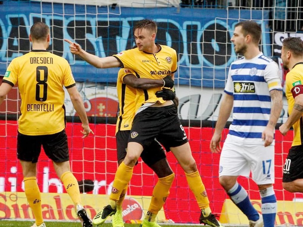 Dynamo-Torschütze Lucas Röser (M) feiert seinen Treffer. Die Dresdner besiegen auswärts den MSV Duisburg. Foto: Roland Weihrauch
