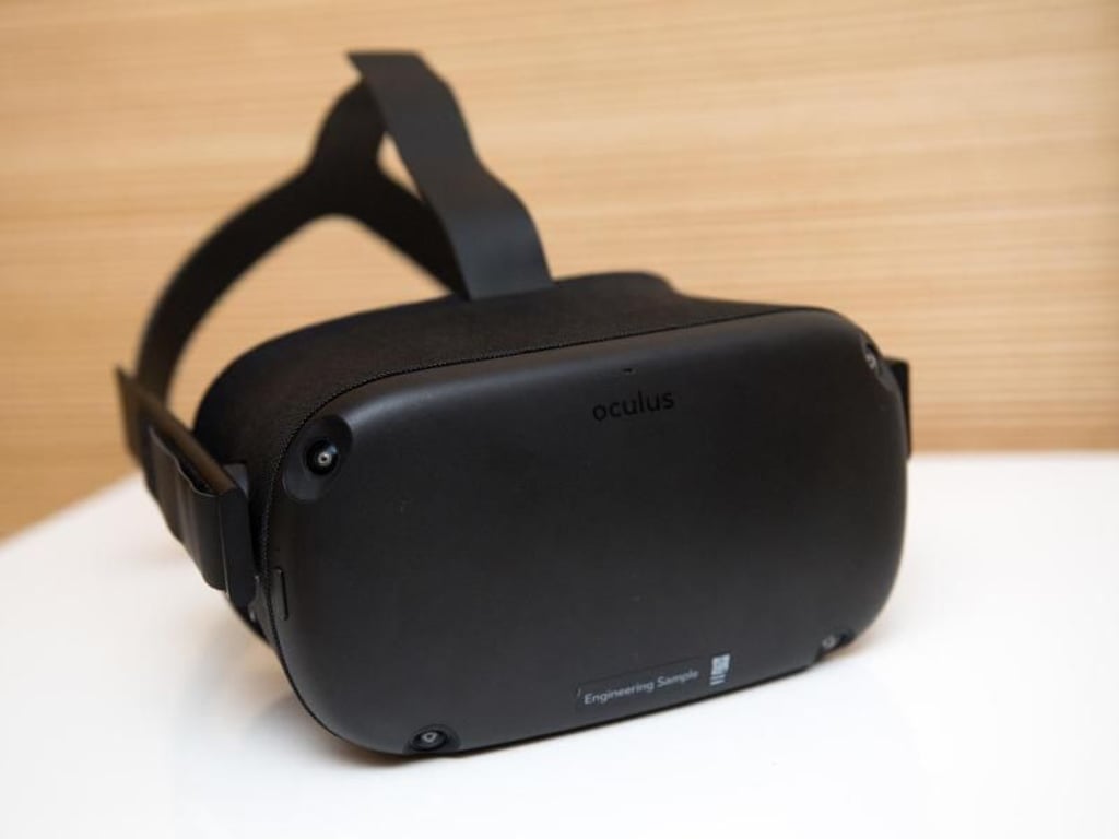Die Virtual-Reality-Brille Oculus Quest hat im Gegensatz zu vielen früheren Modellen von Oculus keine Kabel zum Anschluss an den Computer. Foto: Andrea Warnecke/dpa-tmn