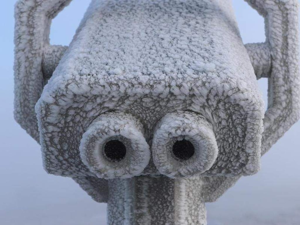 Raureif bedeckt ein Fernrohr auf dem Brocken bei Nebel. Foto: Matthias Bein/Archiv